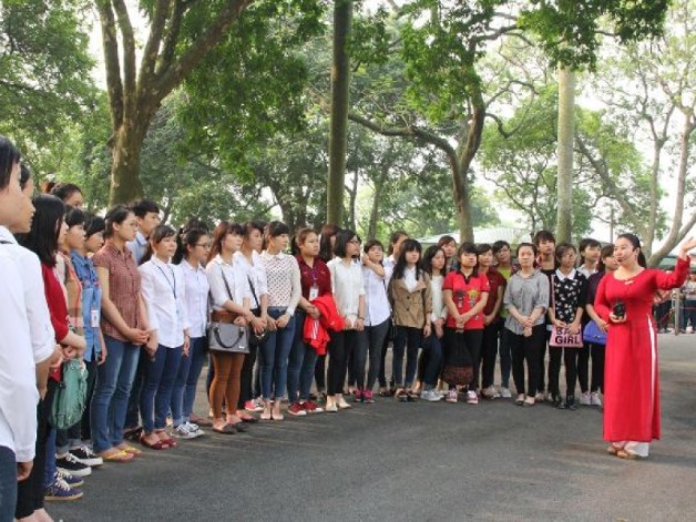 máy trợ giảng hỗ trợ hướng dẫn viên du lịch thuyết trình